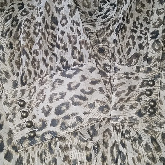 Chaus, 0141, vintage button down Animal Print blouse, elegant,  sz 6 - Picture 9 of 10